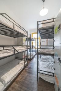 Pokój z kilkoma łóżkami piętrowymi w obiekcie Hostel Orange w Pradze