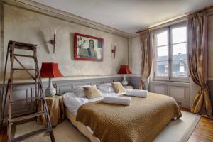 - une chambre avec une échelle et un lit avec deux oreillers dans l'établissement CMG - Duplex de standing au coeur de Deauville - 7P - Terrasse, à Deauville