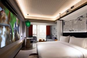 a hotel room with a bed and a table at Arthur Hotel Canton Tower Guangzhou-广州塔骑士物语酒店 in Guangzhou