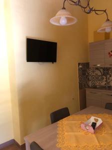 Φωτογραφία από το άλμπουμ του Basicò un balcone sul mare-Casa I CARRUGGI- Case vacanza Sicilia&Toscana- σε Basicò