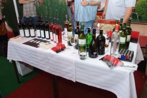 una mesa con un montón de botellas de vino y copas en Garni Hotel Beograd, en Negotin
