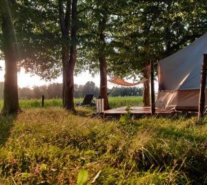 Aed väljaspool majutusasutust Under Canvas Bornholm