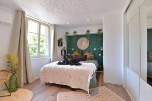 Ένα ή περισσότερα κρεβάτια σε δωμάτιο στο Suite Le splendide du centre historique avec climatisation