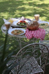 una mesa con platos de comida encima en Mettler Winery, en ‘Agur
