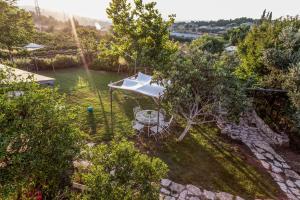 una vista aerea di una barca in acqua di Mettler Winery a ‘Agur