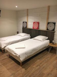 Apt calme VUE LAC - 2 Chambres - Sauna tesisinde bir odada yatak veya yataklar