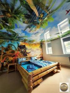 sypialnia z malowidłem palmowym i łóżkiem w obiekcie Casa Marinarului w mieście Oradea