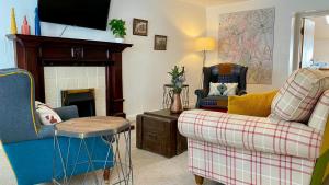 uma sala de estar com um sofá e uma lareira em Tyan, Ambleside em Ambleside