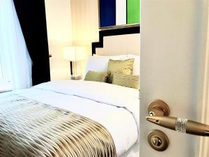 Posteľ alebo postele v izbe v ubytovaní MONDRIAN Luxury Suites UNESCO Old Town