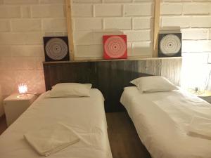 Apt calme VUE LAC - 2 Chambres - Sauna tesisinde bir odada yatak veya yataklar