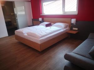 A bed or beds in a room at Weingut Lichtscheidl
