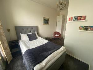 um quarto com uma cama e um lustre em Frövi hotell em Frövi