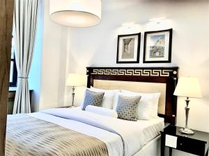 Posteľ alebo postele v izbe v ubytovaní Luxury Apartments MONDRIAN Market Square III