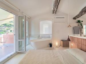 A bed or beds in a room at Dreamers Sea View