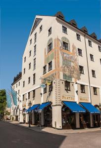 a large white building on the corner of a street at Platzl Hotel - Superior in Munich