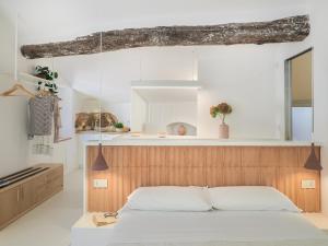 una camera da letto con un letto grande con testiera in legno di Dreamers Sea View a Manarola
