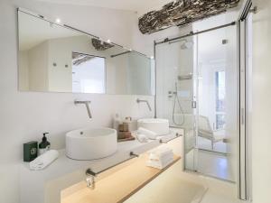 A bathroom at Dreamers Sea View Még 34 kép