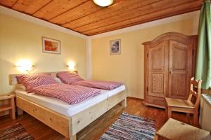 Säng eller sängar i ett rum på Paulhof am Chiemsee