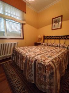 - une chambre avec un lit et une couverture dans l'établissement CASA DE MELCHOR, à Cruces