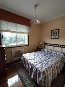 a bedroom with a bed and two windows at CASA DE MELCHOR in Cruces