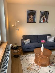 sala de estar con sofá y mesa en Ferienwohnungen Bohner/Wohnung Elisabeth, en Meersburg