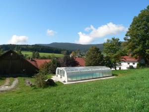un invernadero en medio de un campo de hierba en Gasthof - Pension zur Post en Achslach