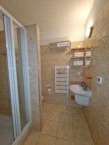 Et badeværelse på Apartmán BORKA