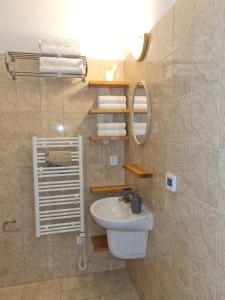 Et badeværelse på Apartmán BORKA + 24 billeder