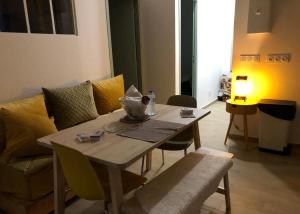 a living room with a table and a couch at Charmant F4 proche de la gare Saint Charles in Marseille