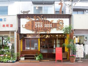 
a restaurant with a sign that reads "don't eat here" at Himeji 588 Guest House in Himeji
