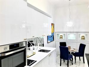 Kuchyňa alebo kuchynka v ubytovaní Luxury Apartments MONDRIAN Market Square III