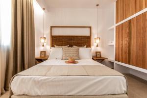 Un dormitorio con una cama grande con un sombrero encima. en Apleton Suites, en Agia Anna de Naxos 19 fotos más