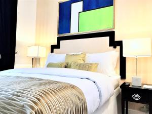 Posteľ alebo postele v izbe v ubytovaní Luxury Apartments MONDRIAN Market Square III