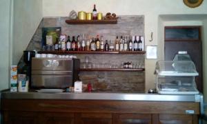 un bar con una barra con microondas en Locanda Michelacci en Corniolo