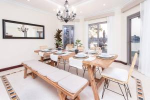 杜拜的住宿－Villa Quinta on Palm Jumeirah - 5 BR + kids room，相簿中的一張相片