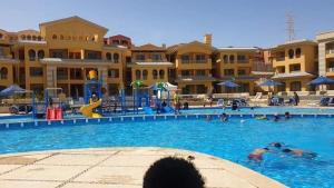The swimming pool at or close to بورتو السخنه الكاربيان العاب مائيه - عائلات فقط