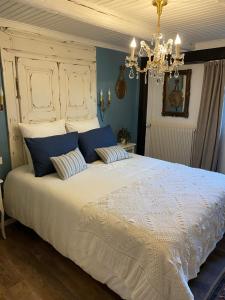 FurchhausenにあるLa Ferme de Grand Mèreのベッドルーム1室(大きな白いベッド1台、枕2つ付)