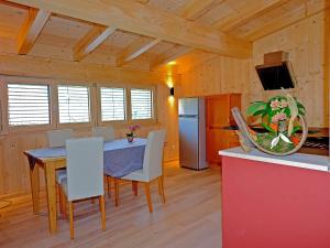 Ferienwohnung Schöpf في كيفرسفلدن: مطبخ وغرفة طعام مع طاولة وكراسي