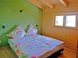 uma cama num pequeno quarto com uma janela em Ferienwohnung Schöpf em Kiefersfelden