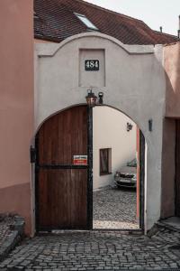 een toegang tot een gebouw met een houten deur bij Apartments 2 in the historic part of Znojmo in Znojmo