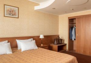 سرير أو أسرّة في غرفة في فندق كوزموس