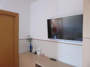 A television and/or entertainment centre at Hotel Da Si-Si