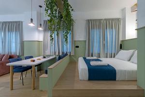 Un dormitorio con una cama y una mesa. en Acro Urban Suites en Atenas