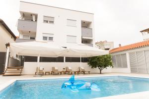 Bazén v ubytování Apartment Zara - luxury apartment with private pool nebo v jeho okolí