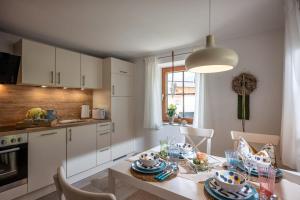 kuchnia ze stołem i naczyniami w obiekcie Haus Lindeneck - Erika Schwentner w mieście Kössen