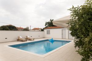 Bazén v ubytování Apartment Zara - luxury apartment with private pool nebo v jeho okolí