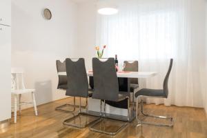 Posezení v ubytování Apartment Zara - luxury apartment with private pool