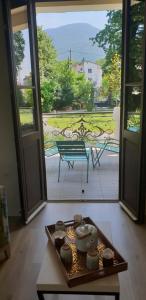 アルベールヴィルにあるDomitys Le Parc de Jadeのテーブル付きの客室で、パティオの景色を望めます。