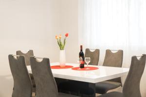 Nápoje v ubytování Apartment Zara - luxury apartment with private pool