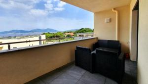 un balcon avec deux chaises et une vue sur l'océan dans l'établissement LoCorse - Superbe appartement T2 avec une belle vue mer, à Grosseto-Prugna 6 autres photos